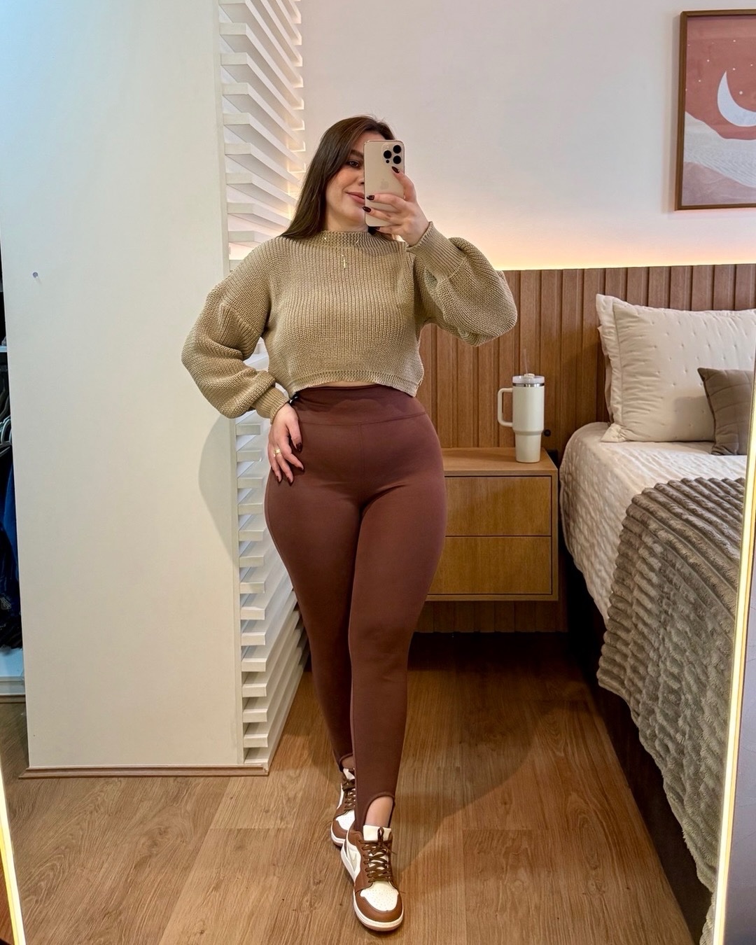 7bb8755c-fbbf-454e-b63a-469dbda5d07a Blusa Olívia Cropped em Tricot– Bege - Imagem 1
